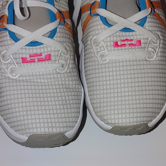 Nike Green and Blue Sneakers Sleek Modern Design - Picture 7 of 10